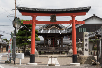 幸福稲荷神社の鳥居と拝殿