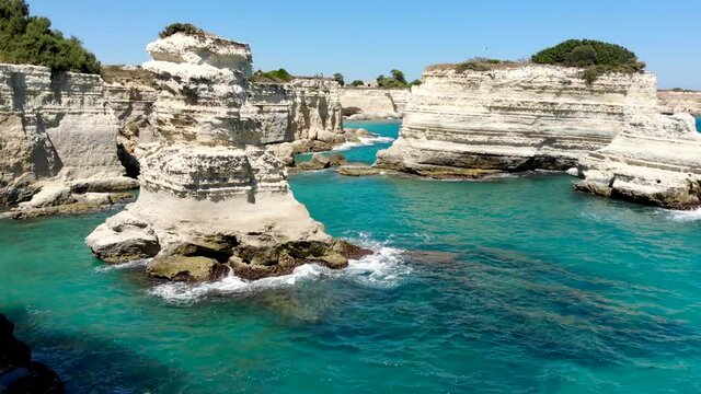 Europa Italien Sommer Drohne Flug &uuml;ber Strand Felswand am Meer w&auml;hrend Corona Covid Pandemie sch&ouml;ne Landschaft mit Wellen