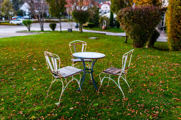Obraz na płótnie Canvas table and chairs in garden