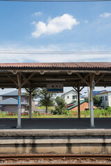 Fototapeta premium 琴平駅のホームと彼岸花