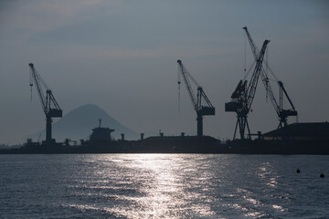 Fototapeta na wymiar 造船所のクレーンと讃岐富士