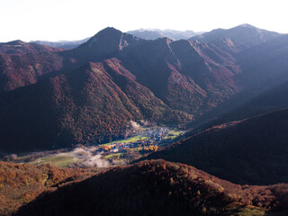 Vue aérienne drone village Aulus-les-bains en automne Pyrénées Ariege