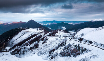 Première neige sur les Pyrénées ariégeoises vue aérienne drone