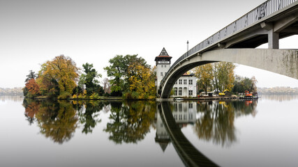 Herbstliche Insel der Jugend mit Abteibrücke im Treptower Park in Berlin © Ronny Behnert