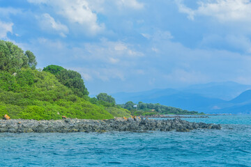 Fototapeta na wymiar island coast with rocks