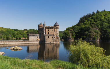 Obraz premium castle in the river medieval france europe