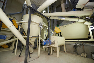 Equipment for mixing ingredients in an animal feed plant
