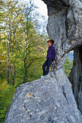 Obraz premium Woman hiker standing on the cliff in a doline