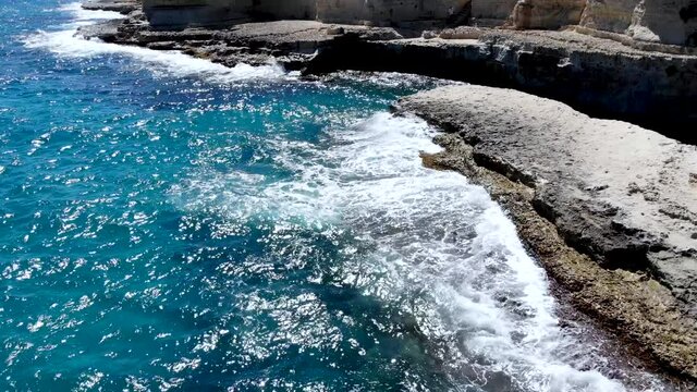 Europa Italien Sommer Drohne Flug &uuml;ber Strand Felsen Wand am Meer w&auml;hrend Corona Covid Pandemie Urlaub Ferien t&uuml;rkis Ozean sch&auml;umende Wellen Reise
