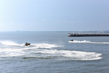 Fototapeta premium 片瀬海岸で疾走する水上バイク