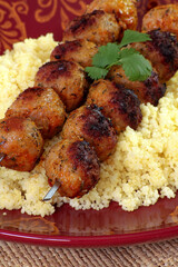 boulettes de viande hachée et couscous dans une assiette