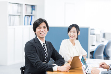 会議する人々　ビジネスシーン