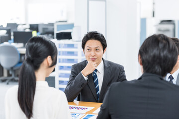 会議する人々　ビジネスシーン
