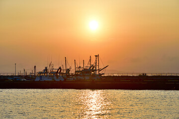 Fototapeta na wymiar 江の島片瀬漁港の夕景