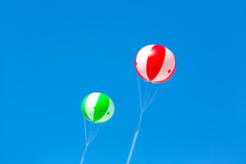 空に浮かぶアドバルーン
