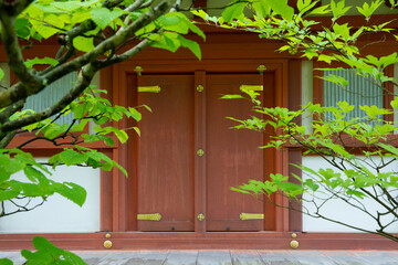 円成寺多宝塔の扉と新緑