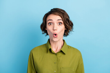 Obraz na płótnie Canvas Portrait photo of shocked surprised female student wearing short wavy hairdo starring with opened mouth isolated on blue color background
