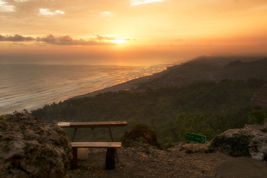 Sunset view from the top of the Parang Endhog hill