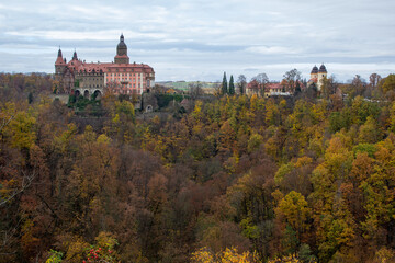 Fototapeta na wymiar Książ Castle in autumn