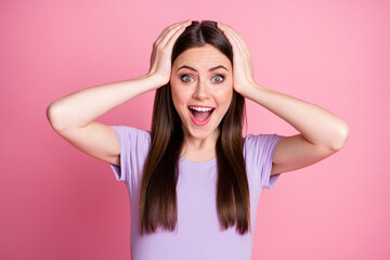 Obraz premium Closeup photo of attractive funny shocked lady good mood long hairdo open mouth listen nice news arms on head wear casual violet t-shirt isolated pink pastel color background