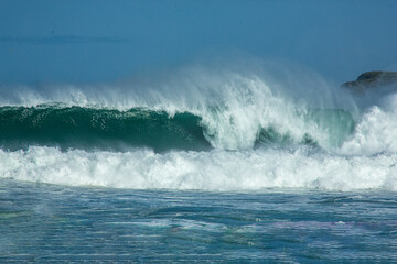 Gigantes olas impactan contra la playa