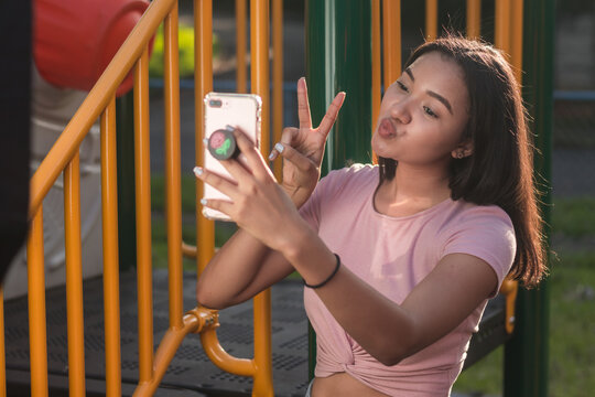 Latin woman doing a selfie with duckface
