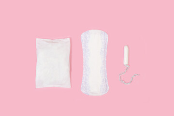 Productos de higiene íntima para mujeres, toallas sanitarias y tampones sobre fondo rosa liso y...