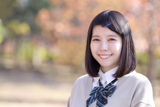 前髪をヘアピンで止めた学生　笑顔