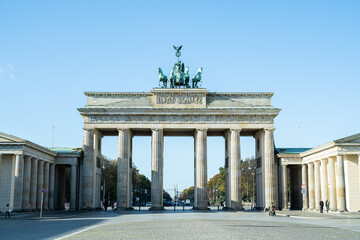 Brandenburger Tor bei strahlendem Sonnenschein und blauem Himmel im Herbst 2020 menschenleer © creativemariolorek