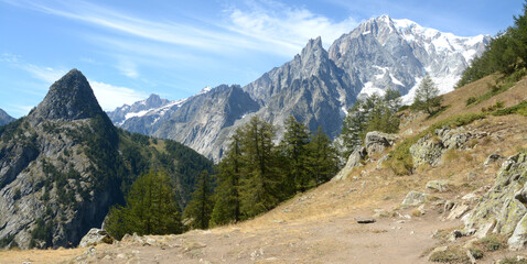 Fototapeta na wymiar the glacier of Mont Blanc and the panorama of the massif from the Bertone refuge.