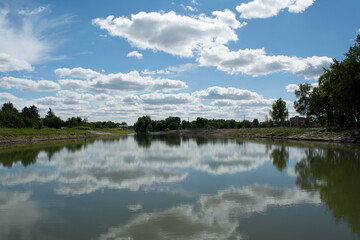 Obraz na płótnie Canvas lake and clouds