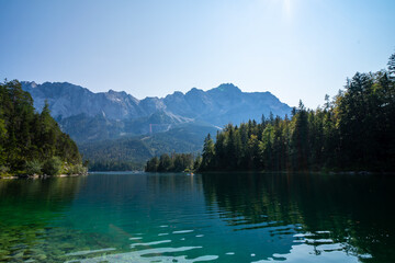 Eibsee mit der Zugspitze im Hintergrund.