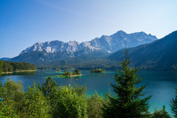 Fototapeta na wymiar Eibsee mit der Zugspitze im Hintergrund.
