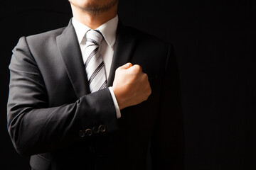 拳を胸にあてるビジネスマン