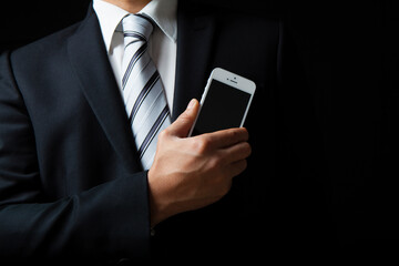 スマートフォンを持つビジネスマン