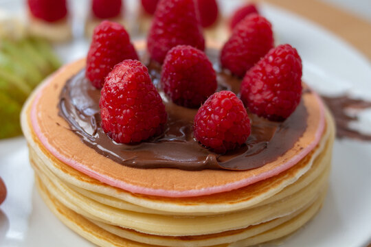 Pfannkuchen Pancakes mit Schokolade und Himbeeren 