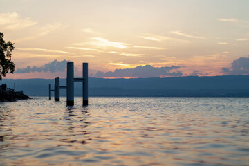 Ponton sur le bord du lac léman pendant le couché de soleil