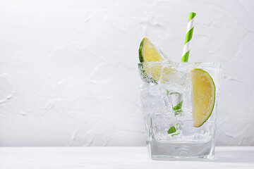 Gin and tonic with lime and ice