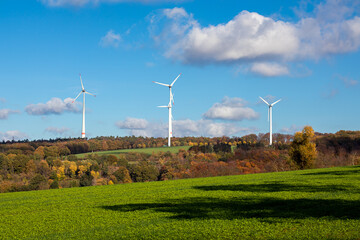 Windräder an einem sonnigen Tag im Herbst bei Gr0ß-Umstadt