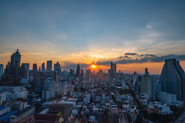 Obraz premium Bangkok/thailand-2/12/2019:Beauitful sunset with Cityscape or Bangkok city Thailand.bangkok capital city of thailand.