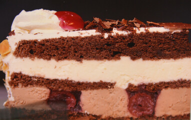 fetta di torta al cioccolato con ciliegie foto macro