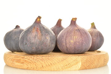 Obraz premium Ripe dark blue organic figs, close-up, on a white background.