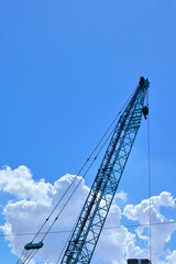 Fototapeta premium 青空と入道雲と建設機械