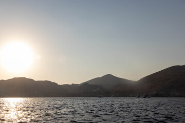 Naklejka na ściany i meble Vue de l'ile de santorini en Grèce depuis un bateau