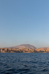 Vue de l'ile de santorini en Gr&egrave;ce depuis un bateau