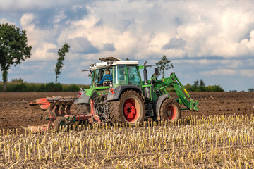 Tractor with reversible plough during field work - 4167