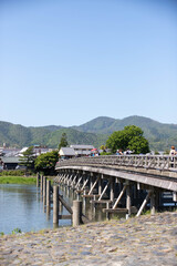 Pont en bois a Kyoto avec la ville en fond