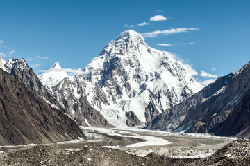 Berg K2 mit Angelus Peak und Godwin-Austen-Gletscher von Concordia an einem klaren Sommertag