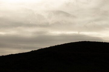 Obraz premium Dark clouds silhouette mountain black and white