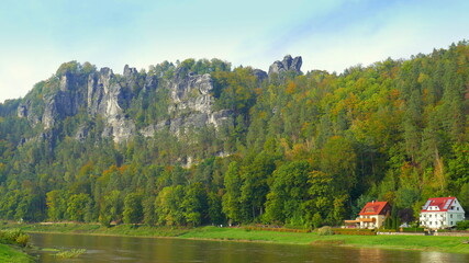 Basteifelsen hoch über der Elbe bei Rathen in der Sächsischen Schweiz mit Wald im Herbst